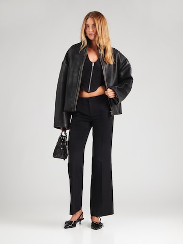 Bootcut Pantalon à plis Gina Tricot en noir