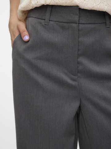 Loosefit Pantalon à plis 'BEATE' VERO MODA en gris