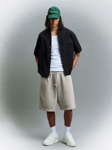 BershkaBaggy Hlače - siva boja: prednji dio