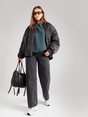 Sweat-shirt 'Tasha' WEEKDAY en vert : devant