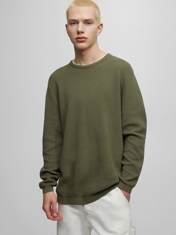 Pull&Bear Sweter w kolorze zielony: przód