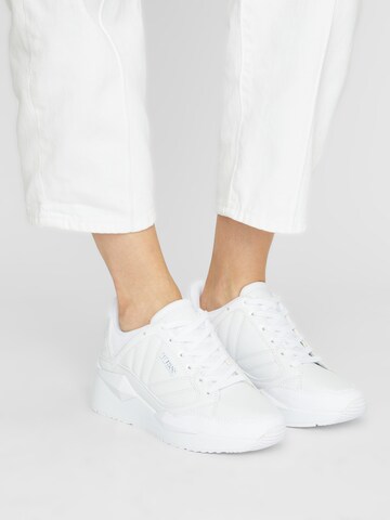 GUESS Sneaker low 'TRAVES' i hvid: forside