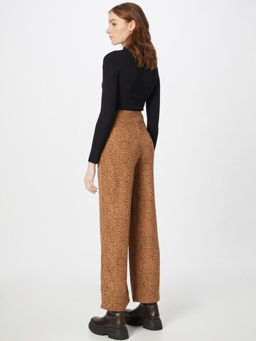 Wide leg Pantaloni con pieghe 'BILLIE & SUZIE' di In The Style in beige