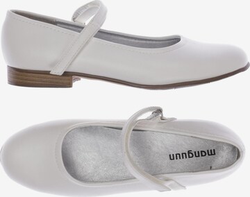 Manguun Flats & Loafers in 39 in White: front