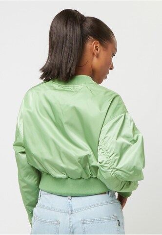 Veste mi-saison 'Woven Signature Short OS' Karl Kani en vert
