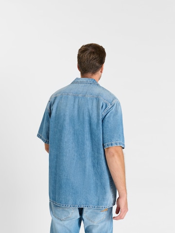 Coupe regular Chemise Le Temps Des Cerises en bleu