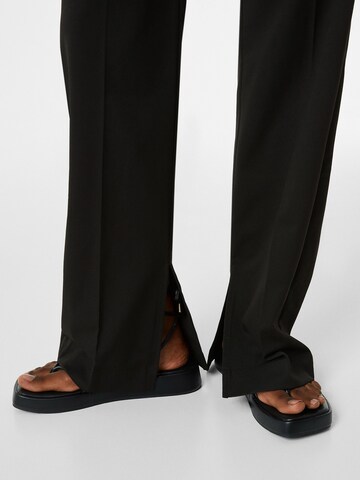 Bershka Loose fit Trousers with creases in Black