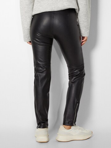 Bershka Slimfit Broek in Zwart