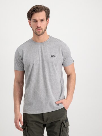 Coupe regular T-Shirt ALPHA INDUSTRIES en gris : devant