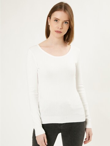 Influencer Pullover in Weiß: Vorderseite