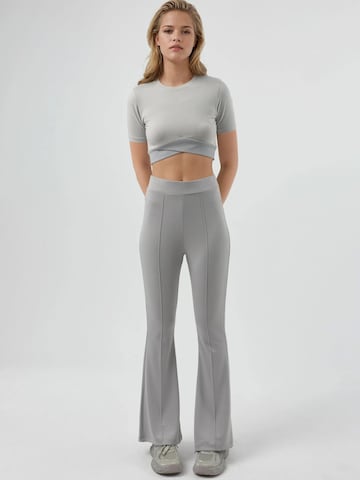 Hiccup - Flared Calças em cinzento