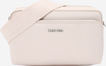 Sac à bandoulière Calvin Klein en beige : devant