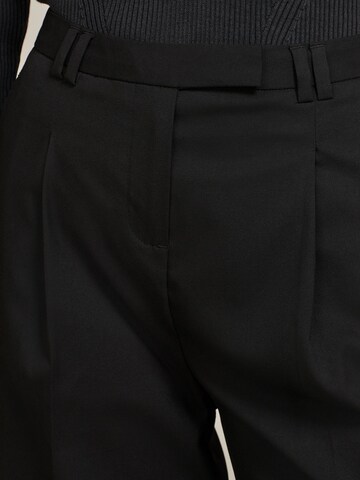 Wide leg Pantaloni cutați de la Next pe negru