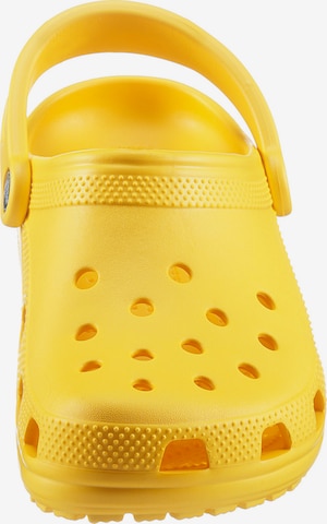 Calzatura aperta di Crocs in giallo