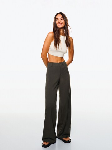 Bershka Wide leg Pleated Pants in Green: front