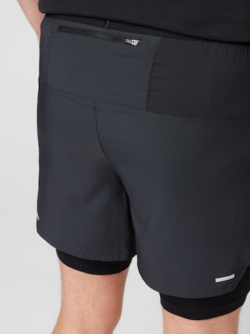 NIKE Slimfit Sportshorts in Schwarz