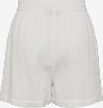 PIECES Loosefit Shorts 'Stina' in Weiß