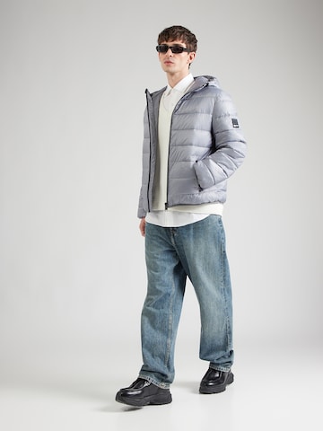 KARL LAGERFELD JEANS Välikausitakki värissä harmaa