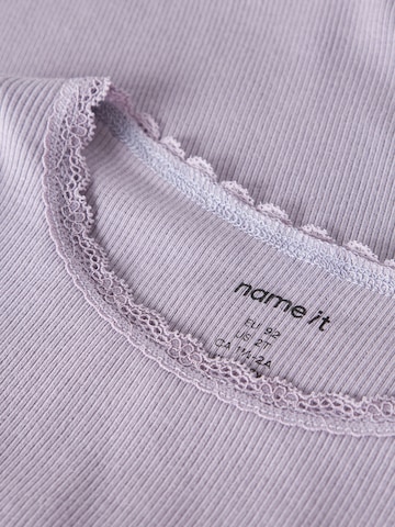 NAME IT Póló 'NMFKAB' - lila