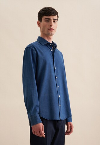 Coupe regular Chemise ' Schwarze Rose ' SEIDENSTICKER en bleu : devant