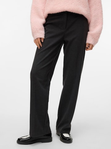 regular Pantaloni con pieghe 'VMVega' di VERO MODA in grigio