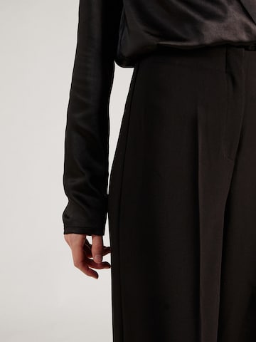 Wide Leg Pantalon à plis 'Corinne' SOAKED IN LUXURY en noir