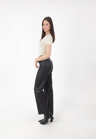 Elara Regular Hose in Schwarz