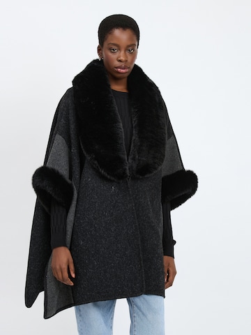 Influencer Cape in Schwarz: Vorderseite