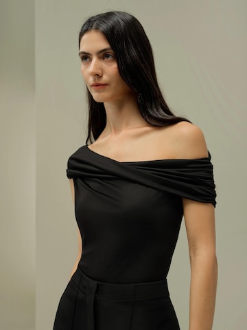 Lilysilk - Top 'Seidenjersey Schulterfreies Top' en negro
