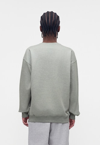 ADIDAS ORIGINALSSweater majica 'ESS' - siva boja