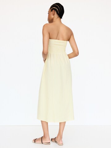 Robe d’été Pull&Bear en jaune
