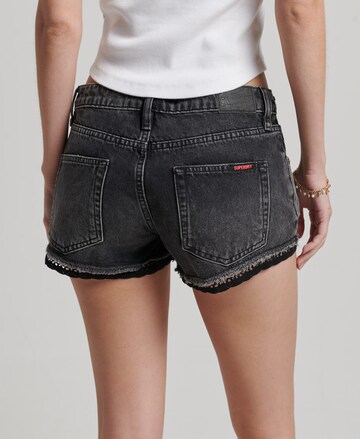 Superdry Regular Shorts in Schwarz