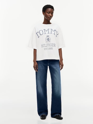 TOMMY HILFIGER Koszulka oversize 'VARSITY CREST' w kolorze biały