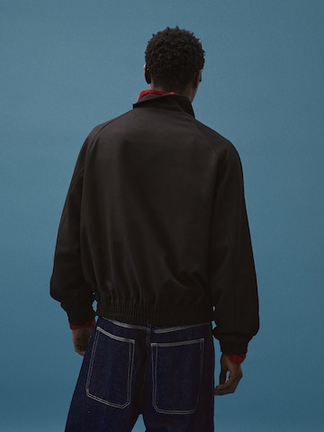 BershkaPrijelazna jakna - crna boja