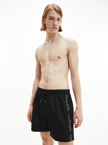 Shorts de bain Calvin Klein Swimwear en noir : devant