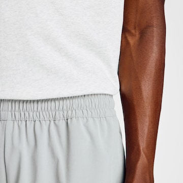 new balance - Loosefit Pantalón 'Athletics Stretch Woven Short 7"' en gris