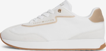 TOMMY HILFIGER Ниски маратонки в бяло: отпред