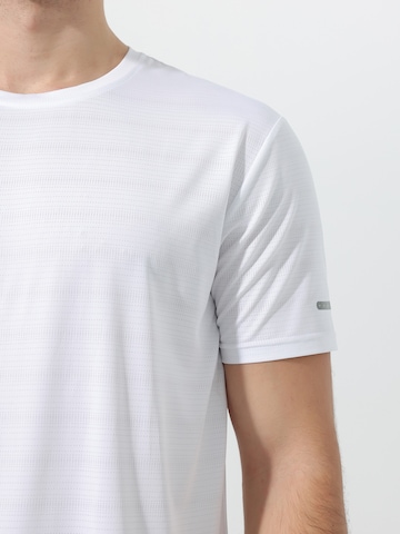 YOUTHUP Performance Shirt 'Kühlschicht' in White