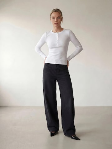 ARMIE Tričko 'The Petra Henley Slim-Fit Top - White' – bílá