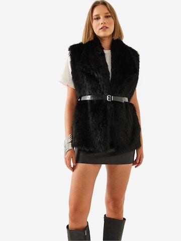 Gilet di Bianco Lucci in nero: frontale