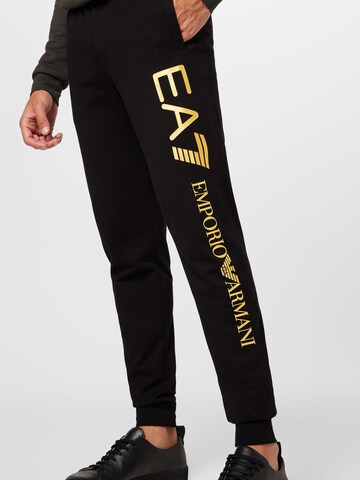 EA7 Emporio Armani Дънки Tapered Leg Панталон в черно