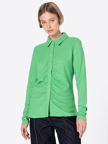 Camicia da donna 'GATHER' di NÜMPH in verde: frontale