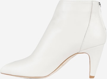GISEL MOIRE - Botas pelo tornozelo 'Raffy' em branco: frente