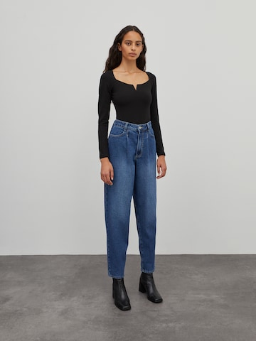 EDITED Tapered Jeans 'Rina' in Blauw