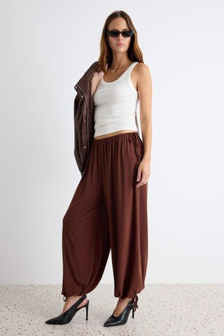 Trendyol Tapered Byxa i brun