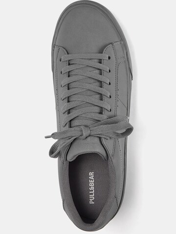 Pull&Bear Sneaker in Grau