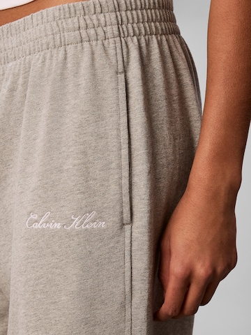 Effilé Pantalon à pince Calvin Klein en gris