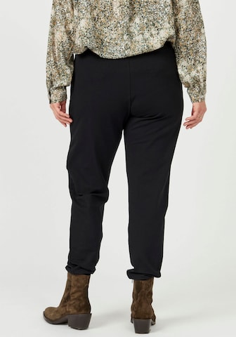 Aprico Regular Pants in Black: front