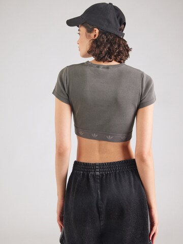 ADIDAS ORIGINALS - Camiseta en gris