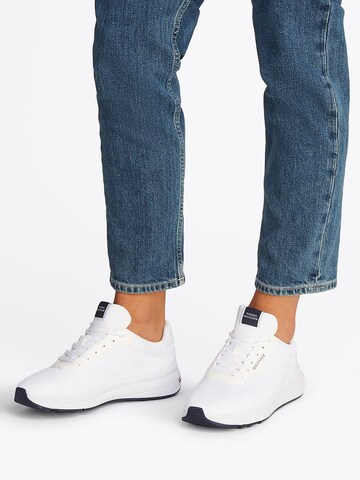 TOMMY HILFIGER Sneaker in Weiß